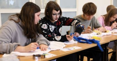 Uczniowie poznawali modę cyrkularną i filcowanie